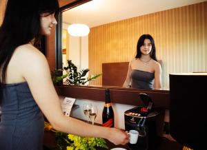 尼特拉森泰瑞酒店的女人站在镜子前
