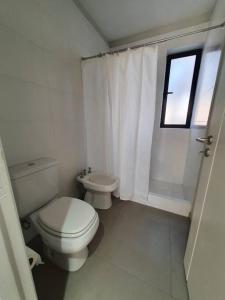 迈普Bosques de Mayo - Departamento 1的白色的浴室设有卫生间和窗户。