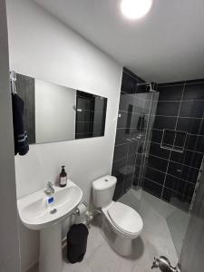 麦德林Medellin, elegante y central apartamento的浴室配有卫生间、盥洗盆和淋浴。
