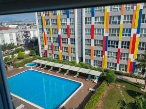 安塔利亚Selin's apartment with pool view的享有带游泳池的建筑景致