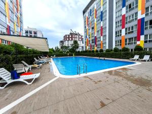 安塔利亚Selin's apartment with pool view的一座建筑物中央的游泳池