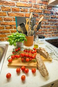 卡特兹奥布萨维Boho House 3 in camp Terme Catez的一块切板上的西红柿和面包
