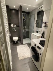鹿特丹Stylish apartment @ city centre的带淋浴和洗衣机的浴室