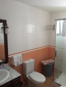 维拉Casa Brisa Marina Vera的一间带卫生间和水槽的浴室