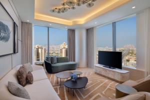 迪拜The St. Regis Dubai, The Palm的带沙发和电视的客厅