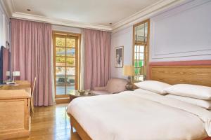 麦纳麦Palmyard Hotel的卧室设有一张白色大床和一扇窗户。