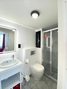 斯利马Citizen Suites的浴室配有卫生间、盥洗盆和淋浴。
