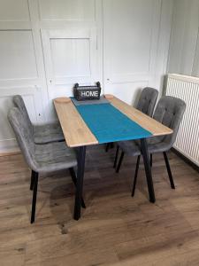 DünsHaus Sonnenblick的餐桌,椅子和蓝色布