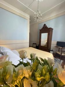丘西Residenza Dei Ricci的一间卧室,前方设有一张黄色鲜花的床