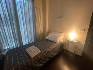 利多迪卡马约雷Villa I tre Cipressi的一间小卧室,配有床和灯
