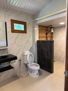 通奈潘海滩布达拉克撒旅馆的一间带卫生间和水槽的浴室