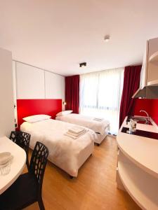 斯利马Citizen Suites的酒店客房设有两张床和一张桌子。