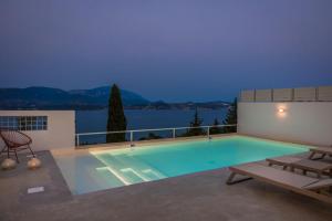 LépedhaVilla Mirto - Iris sunset villas的享有水景的游泳池