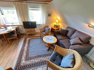 韦斯特兰Haus-Inken-Maria-West的客厅配有沙发和桌子