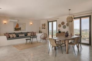 LépedhaVilla Mirto - Iris sunset villas的客厅配有桌椅和沙发