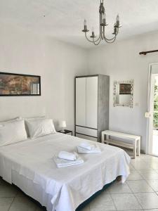 尼基季Anthonas House的卧室配有白色床和毛巾