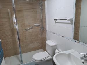奥维多Los Prados - HUCA Oviedo - Parking gratuito的带淋浴、卫生间和盥洗盆的浴室