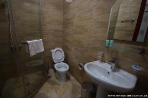 巴统米雷西酒店的浴室配有卫生间、盥洗盆和淋浴。