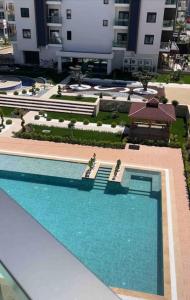 阿萨拉尔Квартира в центрі Avssalar的大楼游泳池的顶部景色