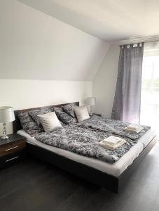 欧罗什哈佐Lux apartments的一间卧室配有一张大床和两个枕头