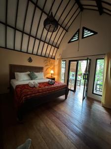 吉利阿尔Gili Land的一间设有床铺的卧室,位于带窗户的房间内