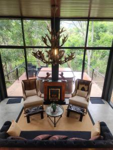 哈普特莱Wild Cassia的客厅配有两把椅子和吊灯