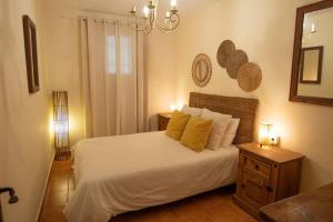 摩亚Casa del fuego的一间卧室配有白色床和黄色枕头