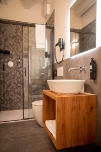 维罗纳Maison Calcirelli rooms的一间带水槽和淋浴的浴室