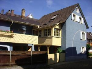 灵斯海姆里萨贝私人民宿的蓝色房子,有棕色的屋顶