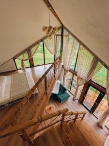布泽乌Stuf by NorAtlas Heritage - Adults Only的享有高空景致的客房 - 带一张床和窗户