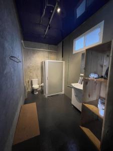 清迈B萨姆库克16号旅舍的一间带冰箱和卫生间的浴室