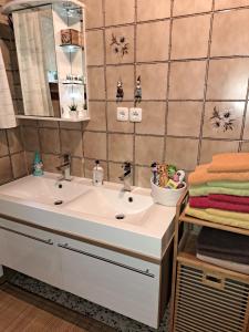 拉基兴玛丽亚公寓的浴室设有白色水槽和镜子