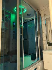 ChatterisThe Elegance的浴室配有带浴缸的玻璃淋浴间