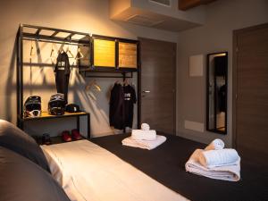 马萨马里蒂马SLEEP 'N' RIDE Massa Marittima的一间卧室配有带毛巾的床