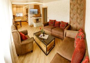 文茨皮尔斯LULU GAST HAUS的带沙发和桌子的客厅以及客厅。