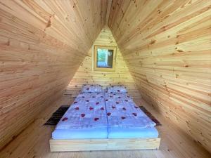 拉多夫吉卡ECO River Camp的小屋内木制房间的一个床位