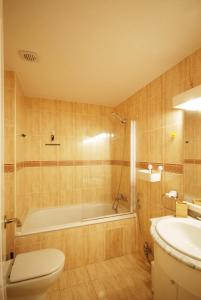 德尼亚La Adela的带浴缸、卫生间和盥洗盆的浴室