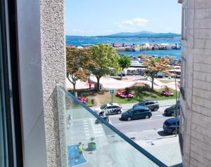 格罗韦P1 O Grove centro puerto的从停车场的窗户上可欣赏到风景