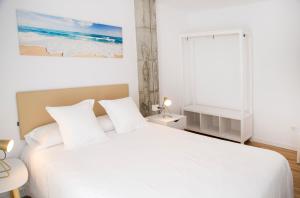 格罗韦P1 O Grove centro puerto的白色的卧室设有白色的床和窗户。