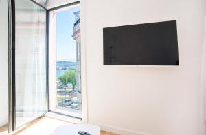 格罗韦P1 O Grove centro puerto的客厅设有大窗户和平面电视。