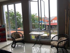 巴淡岛中心Mitra@MitraguesthouseB28-6的带窗户的客房内配有两把椅子和一张桌子