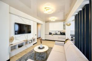 马马亚Smarald Sea View Apartment in Infinity Beach Resort - parking的带沙发和电视的客厅