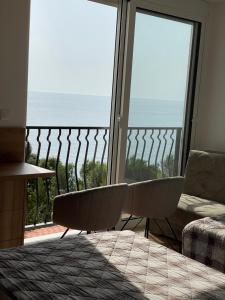尤塔哈R酒店的客房设有海景阳台。