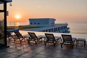 马马亚Smarald Sea View Apartment in Infinity Beach Resort - parking的阳台上的一组桌椅