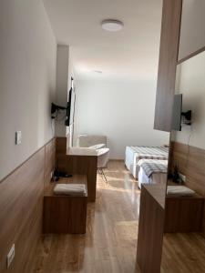 尤塔哈R酒店的客房设有两张床、一个水槽和镜子