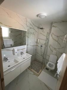 尤塔哈R酒店的一间带水槽、淋浴和卫生间的浴室