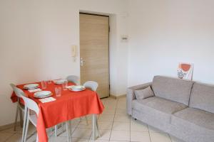 卡普多兰多Magico Apartments - 450m dalla spiaggia的客厅配有桌子和沙发