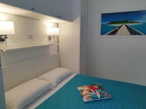 普罗奇达SoleMare Rooms "Smeraldo"的一间卧室配有一张带枕头的床