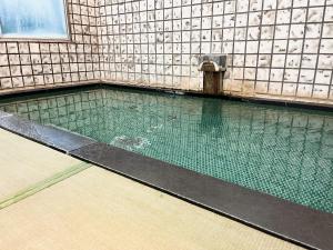 松本Asama Onsen FAN! MATSUMOTO的一座带喷泉的游泳池