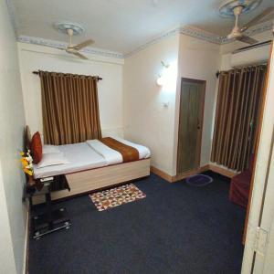 加尔各答Tulip 1bhk Apartment by Hotel Airways的一间小卧室,配有床和窗户